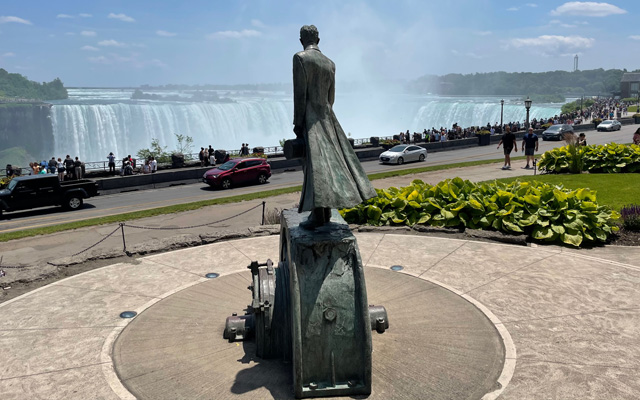 Nikola Tesla statue in Niagara Falls